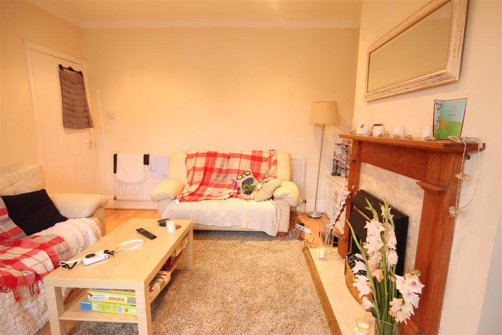 Shaftesbury Grove, Heaton 3 bed flat £925 pcm (£213 pw)