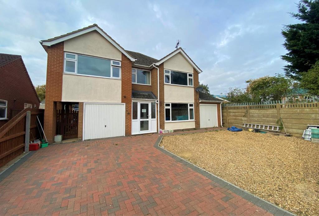 Potters Close, Bourne 5 bed detached house £375,000