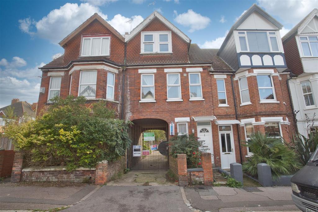 Linden Crescent, Folkestone 2 bed end of terrace house £950 pcm (£219 pw)