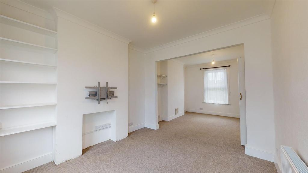Linden Crescent, Folkestone 2 bed end of terrace house £950 pcm (£219 pw)