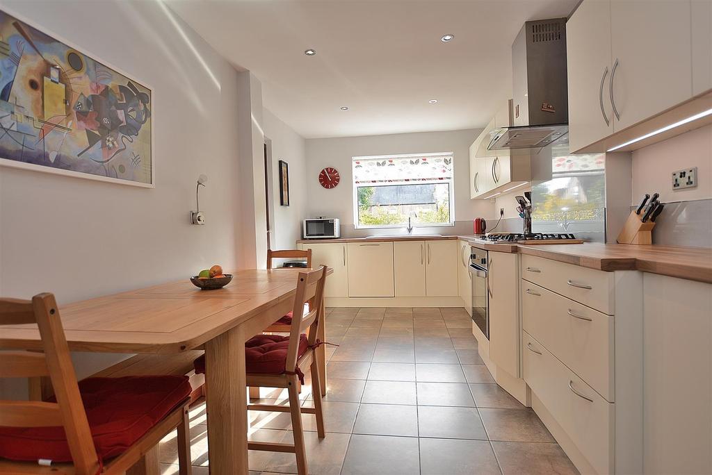 Garth Road, Mansfield 3 bed semidetached house £265,000