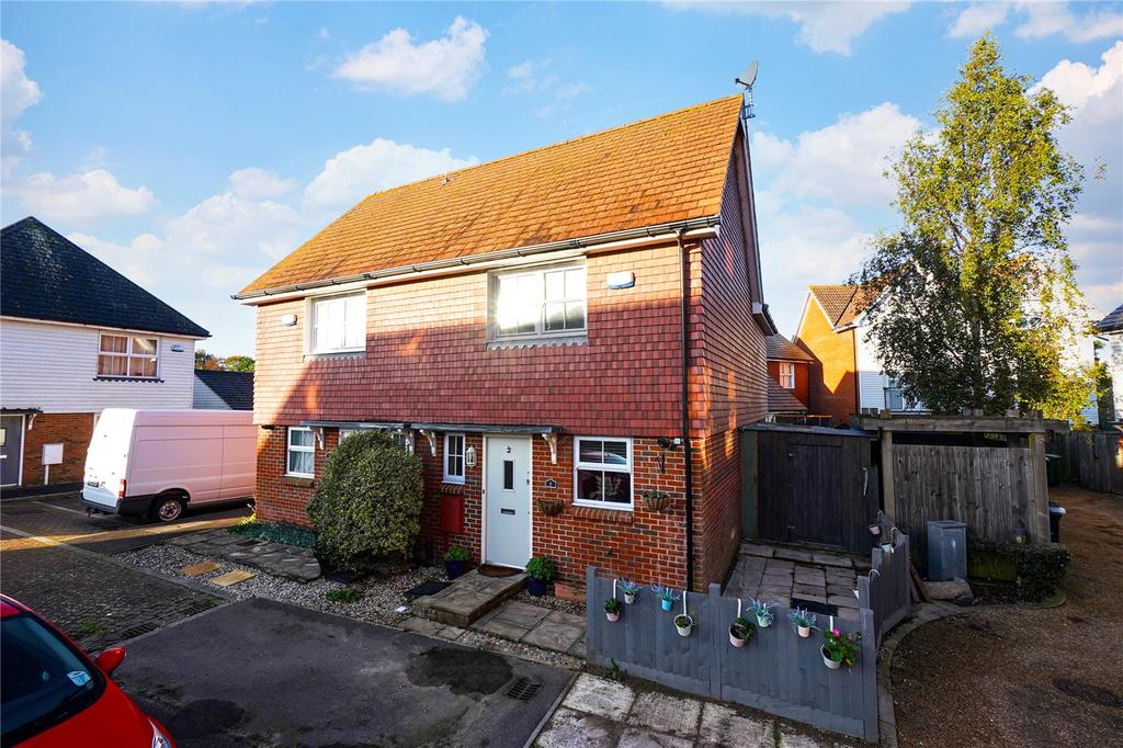 Tilling Close, Maidstone, Kent, ME15 3 bed semidetached house £300,000