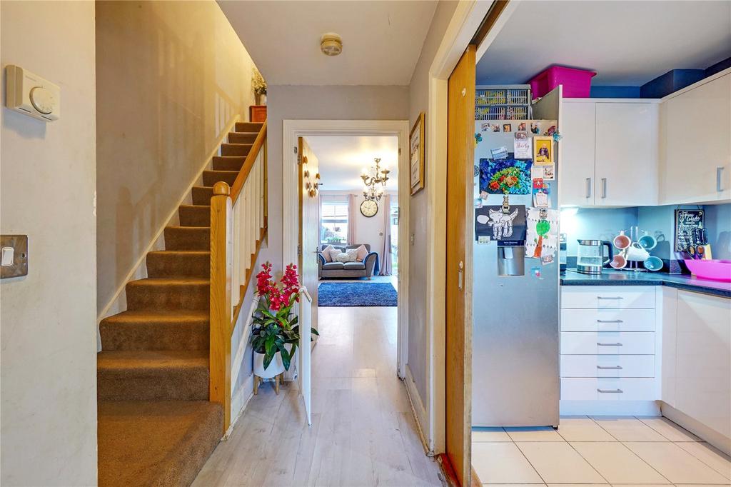 Tilling Close, Maidstone, Kent, ME15 3 bed semidetached house £300,000