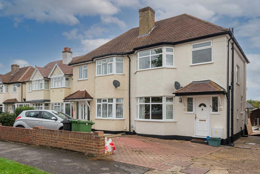 Poole Road, West Ewell 3 bed semidetached house £2,200 pcm (£508 pw)