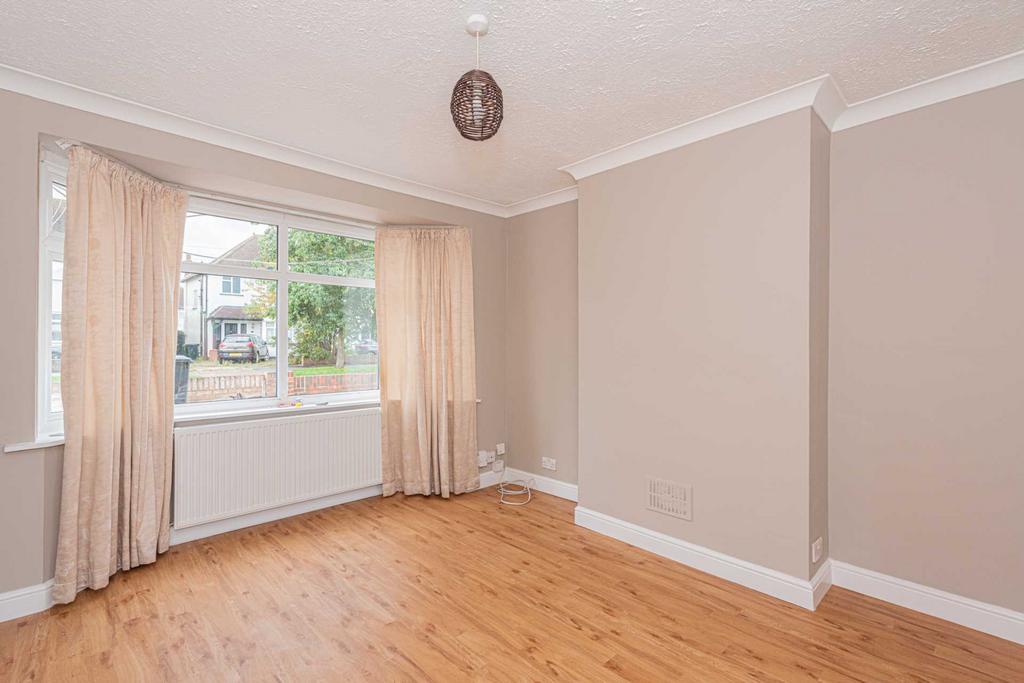 Poole Road, West Ewell 3 bed semidetached house £2,200 pcm (£508 pw)