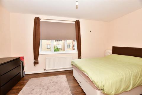 1 bedroom flat for sale - Stoneleigh Road, Clayhall, Ilford, Essex