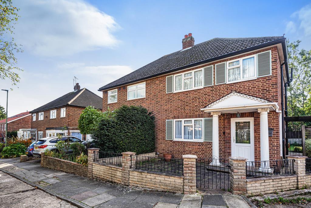 East EN4 3 bed semidetached house £650,000