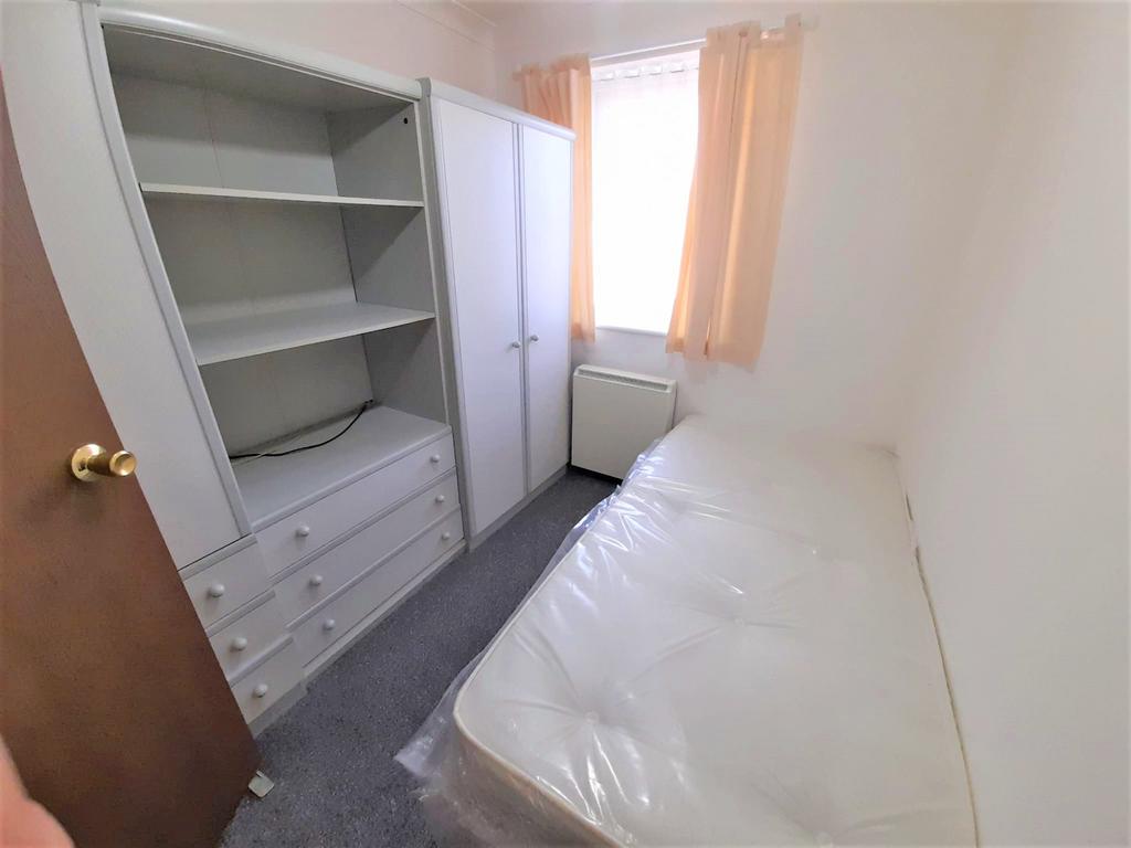 Evergreen Way, Hayes, Greater London... 2 bed flat £1,350 pcm (£312 pw)