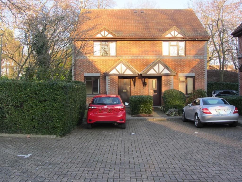 Oriental Road, Woking GU22 1 bed semidetached house £1,000 pcm (£231 pw)