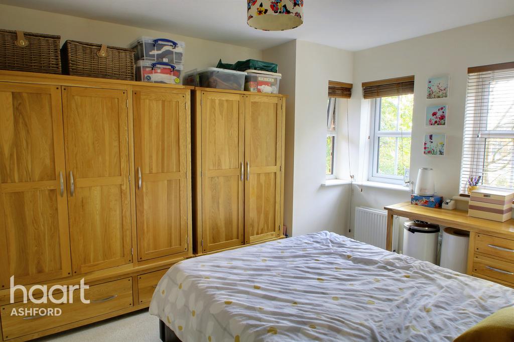 Furley Close, Ashford 3 bed semidetached house £360,000