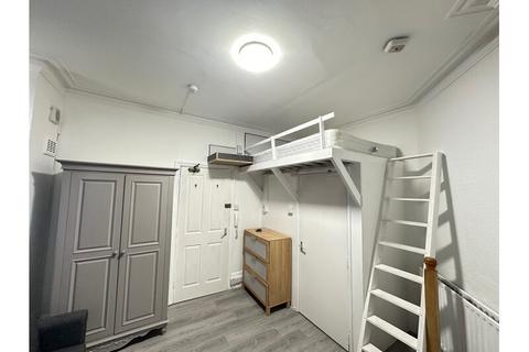 Studio to rent, Richmond Way, Brook Green W14