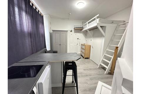 Studio to rent, Richmond Way, Brook Green W14