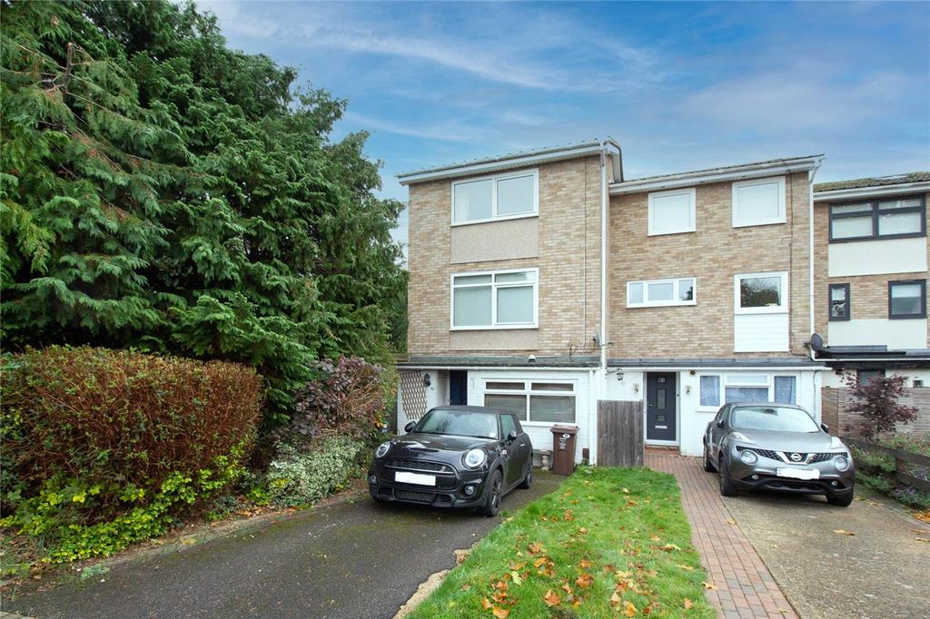 Aplins Close, Harpenden, Hertfordshire 3 bed end of terrace house £