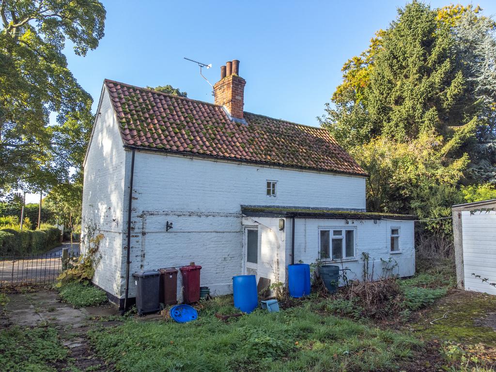 High Street, Saxby all Saints, BRGG DN20 2 bed detached house £150,000