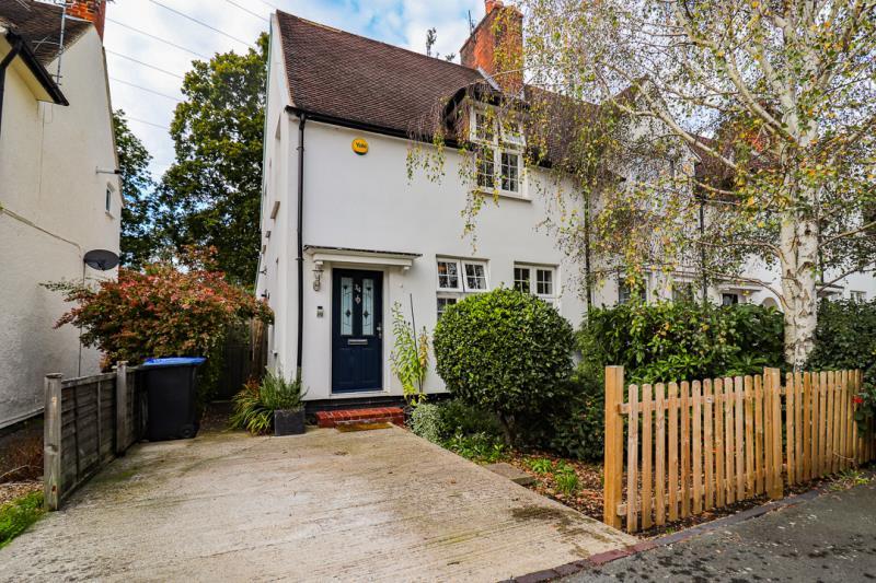 Birchwood Road, West Byfleet KT14 6DW 3 bed end of terrace house £