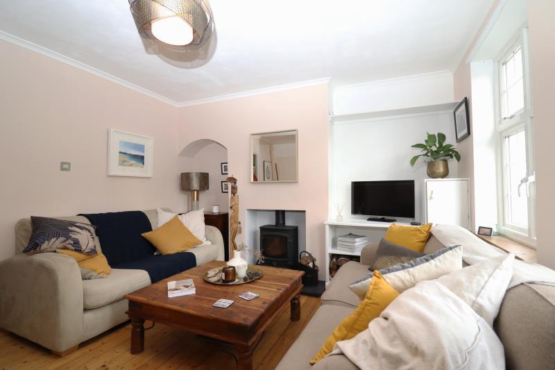 Birchwood Road, West Byfleet KT14 6DW 3 bed end of terrace house £