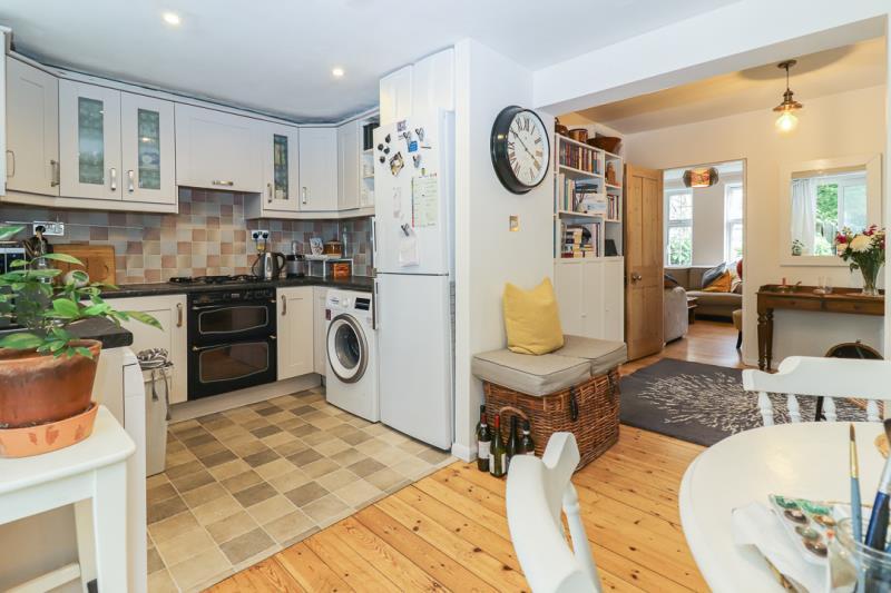 Birchwood Road, West Byfleet KT14 6DW 3 bed end of terrace house £