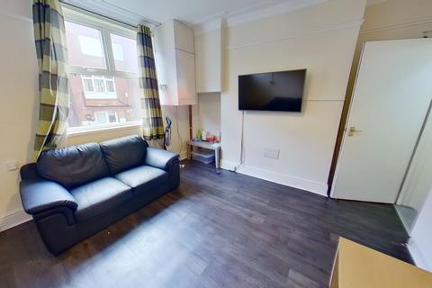 5 bedroom house to rent, Manor Drive, Hyde Park