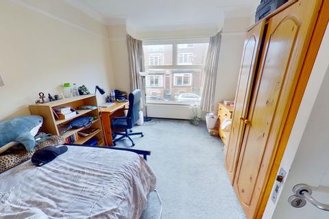 5 bedroom house to rent, Manor Drive, Hyde Park