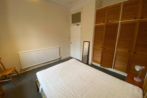 3 bedroom flat to rent, Montgomery Street, Edinburgh, EH7