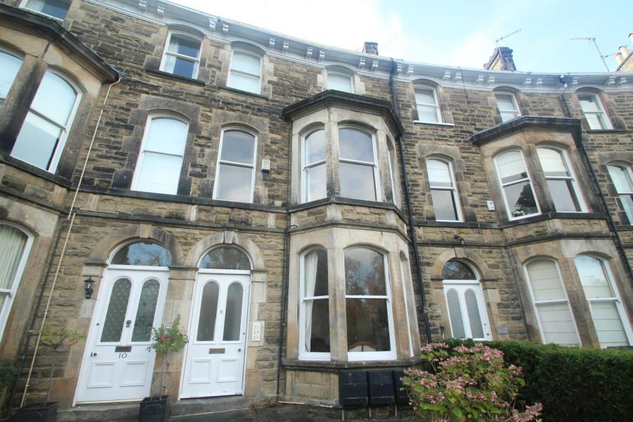 ROYAL CRESCENT, HARROGATE, HG2 8AB 2 bed flat £850 pcm (£196 pw)