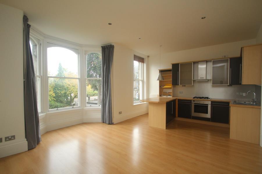 ROYAL CRESCENT, HARROGATE, HG2 8AB 2 bed flat £850 pcm (£196 pw)