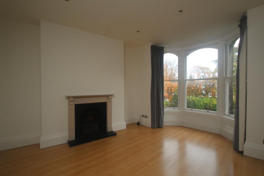 ROYAL CRESCENT, HARROGATE, HG2 8AB 2 bed flat £850 pcm (£196 pw)
