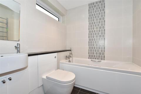 51 Capelands, New Ash Green, Longfield, DA3 8LQ
