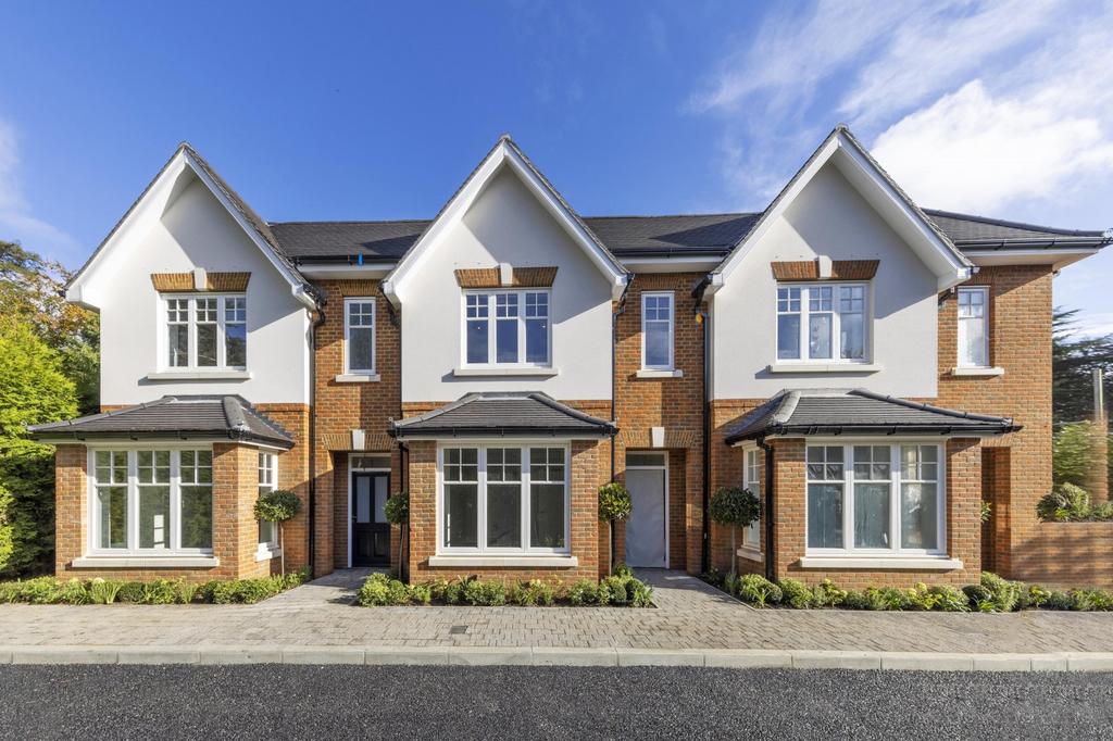 Eaton Place, Oatlands Chase, Weybridge, KT13 3 bed house £950,000