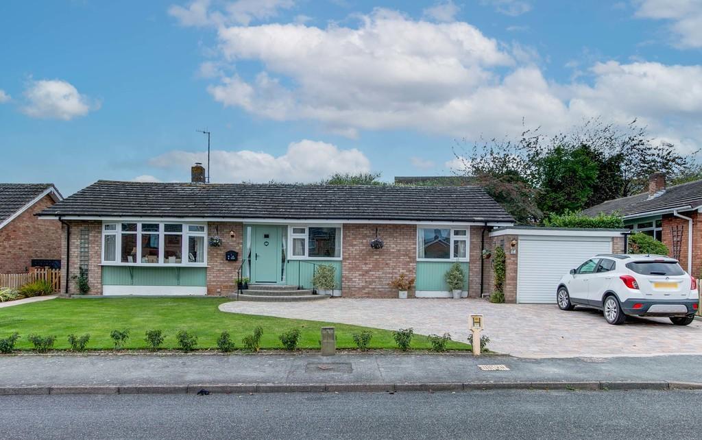 Windmill Lane, Inkberrow, Worcester WR7 4HG 3 bed detached bungalow £