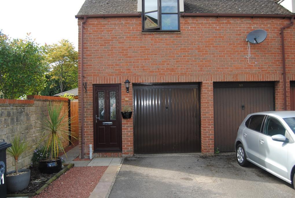 Snowshill Drive, Witney, Oxon, OX28 5GS 2 bed detached house £895 pcm