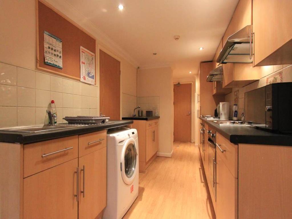 Rhymney Street, Cathays, Cardiff 7 bed flat £2,520 pcm (£582 pw)