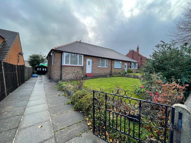 Foster Avenue, Huddersfield 2 bed semidetached bungalow £695 pcm (£