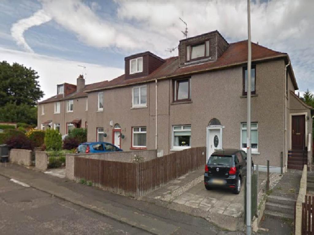 Parkhead Terrace, Edinburgh, 2 bed flat £1,100 pcm (£254 pw)