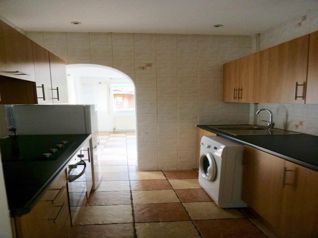Parkhead Terrace, Edinburgh, 2 bed flat £1,100 pcm (£254 pw)
