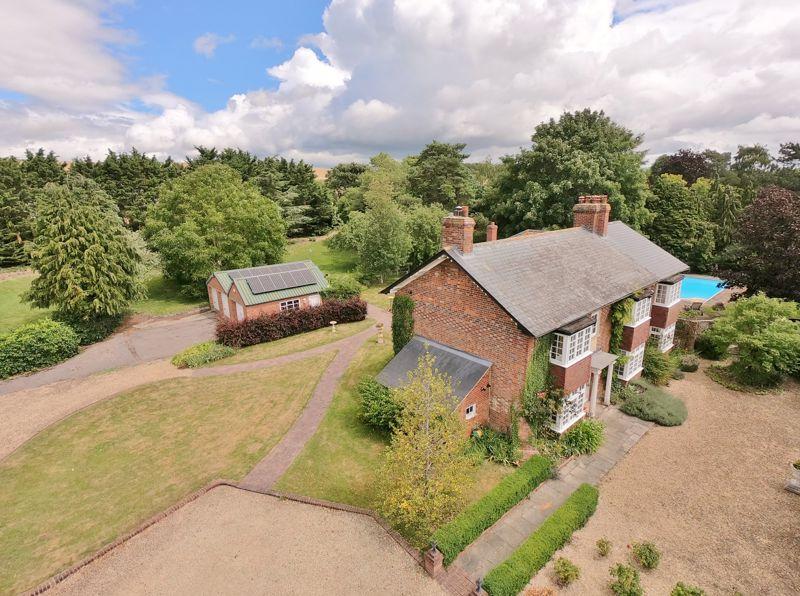 Sires Hill, BrightwellcumSotwell 6 bed detached house £1,900,000