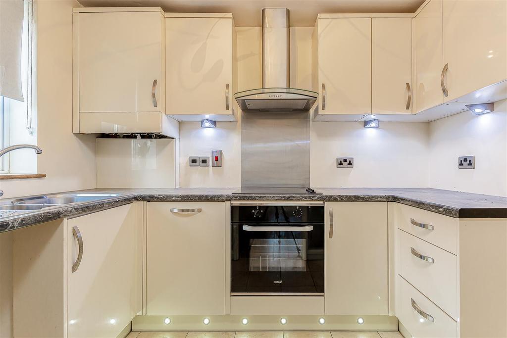 34 Kingswood Drive, Sutton 1 bed apartment £975 pcm (£225 pw)