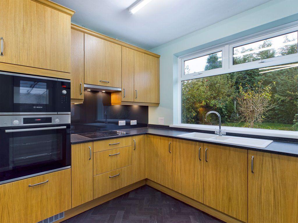 Elmwood Way, Basingstoke, Hampshire 2 bed bungalow £1,250 pcm (£288 pw)