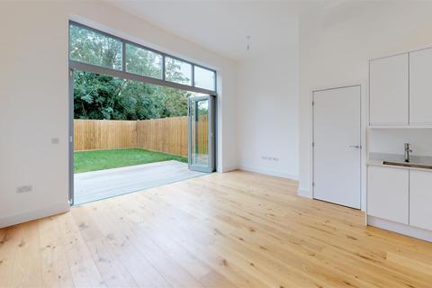 3 bedroom semi-detached house for sale - Trevelyan Gardens, Loughton