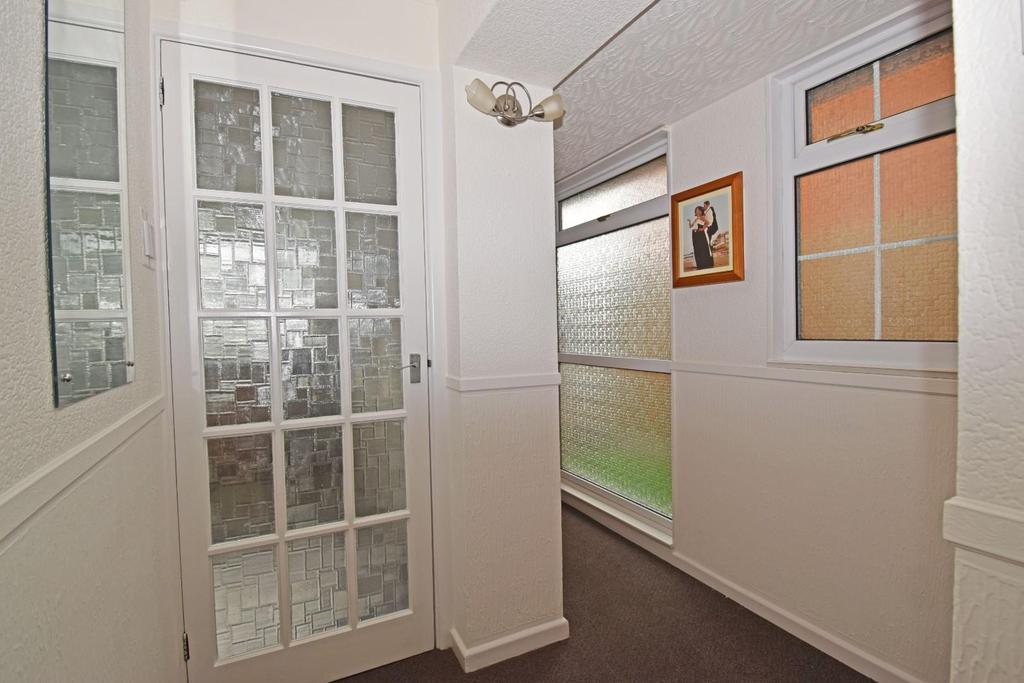 16 Silverdale, hall b.jpg