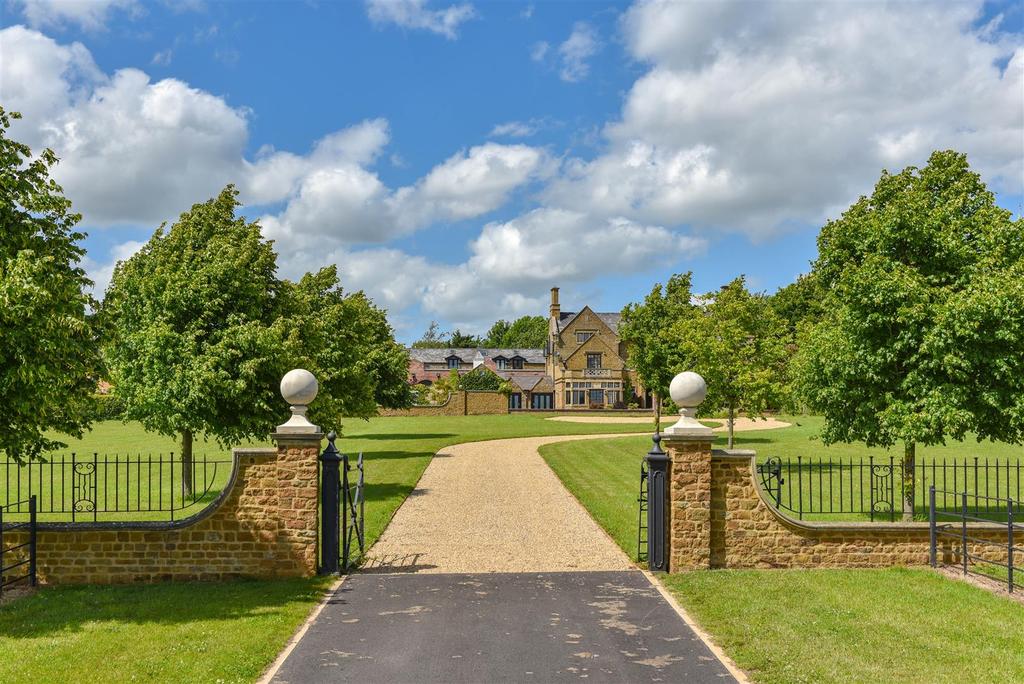 Vineyard Gardens, Northampton Road Brixworth, Northampton 4 bed link