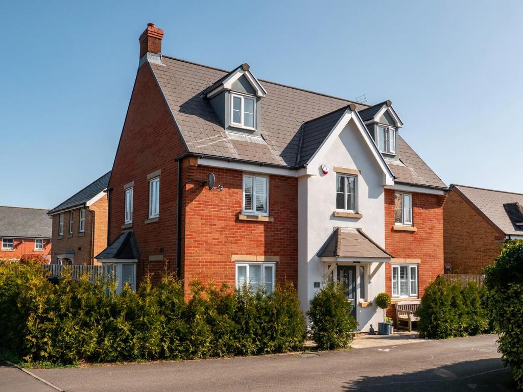 Cae Canol, Penarth 5 bed detached house £650,000