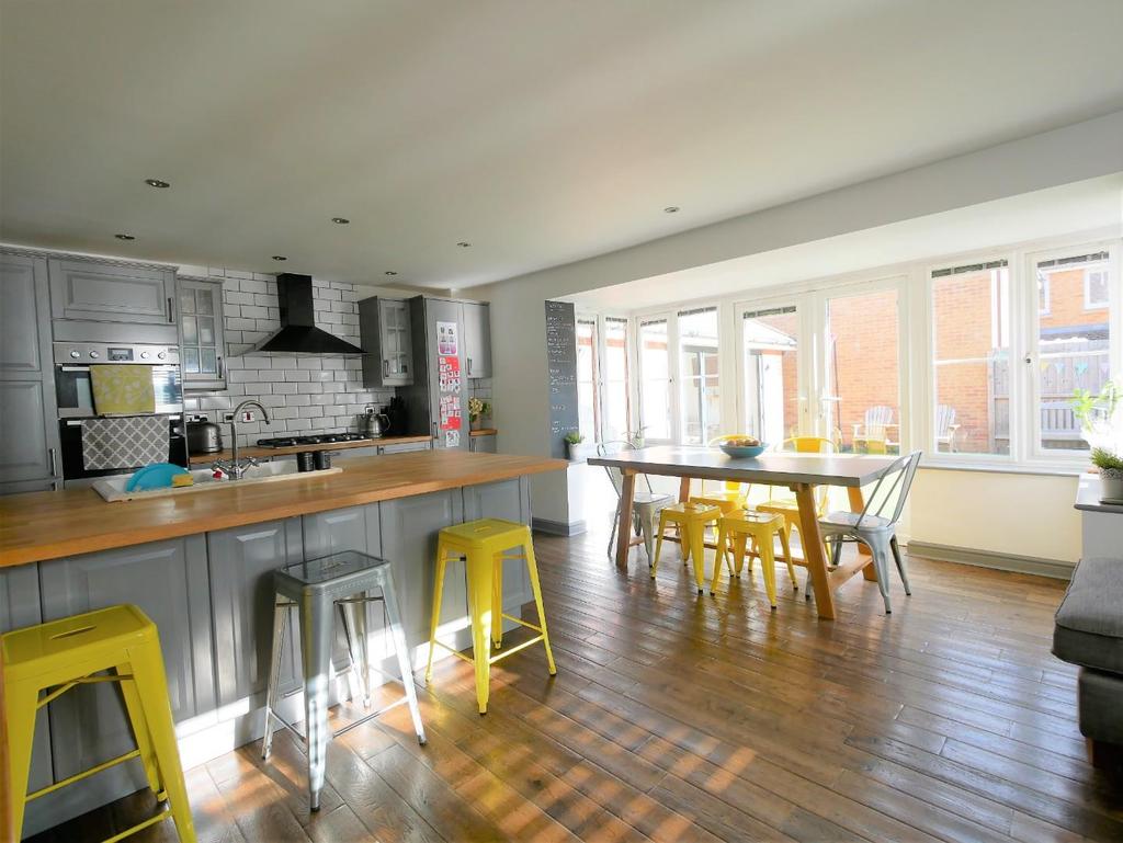 Cae Canol, Penarth 5 bed detached house £650,000
