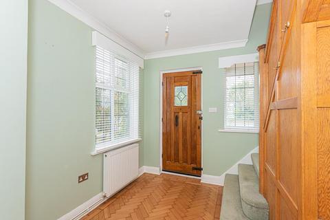 28 Oak Hill, Epsom, KT18 7BT