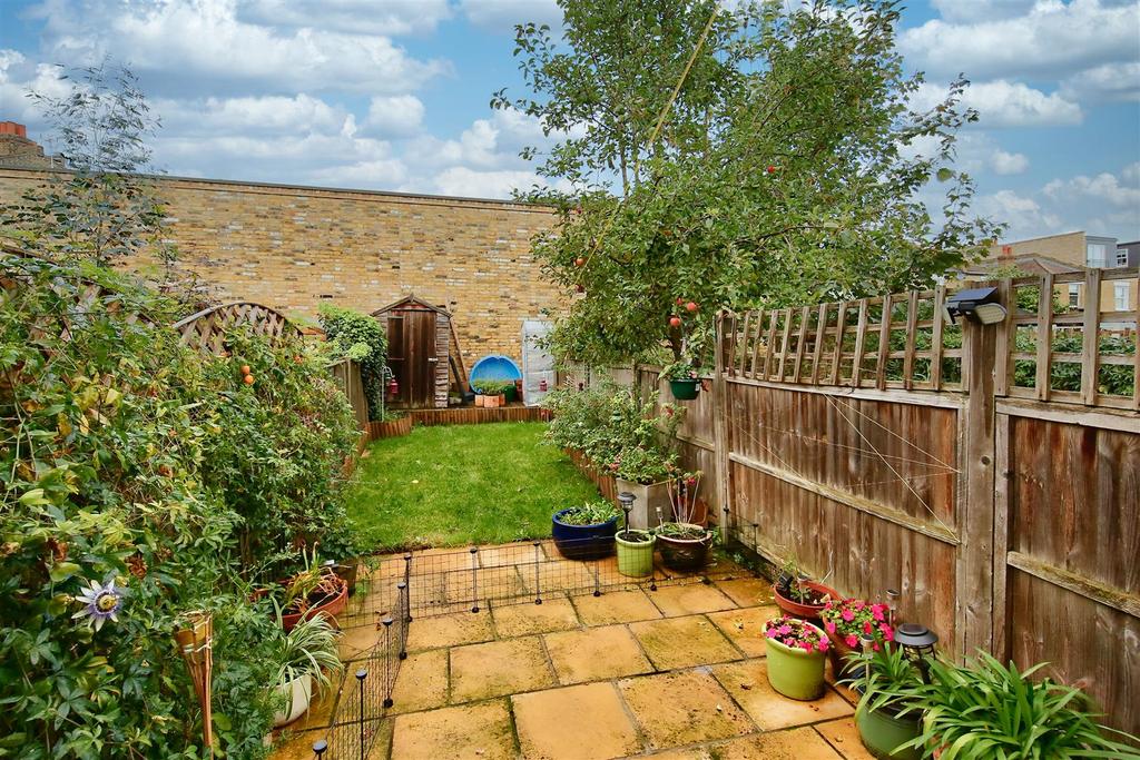 Quinton Street Earlsfield London 2 bed £1,850 pcm (£427 pw)