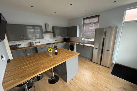 6 bedroom end of terrace house to rent, Hartley Avenue, Leeds, West Yorkshire, LS6