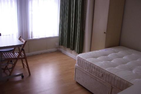 2 bedroom apartment to rent, Valentines Road, Ilford