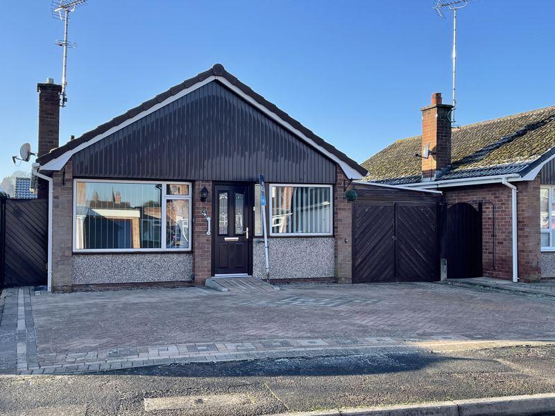 Augustus Drive, Alcester 2 bed detached bungalow £320,000
