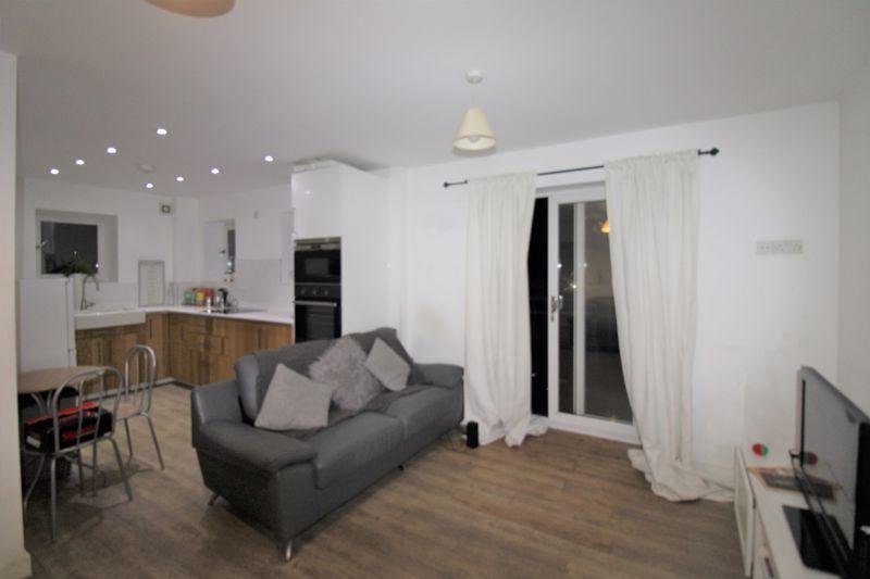 St Fagans Road Fairwater Cardiff CF5 3EW 2 bed flat £800 pcm (£185 pw)