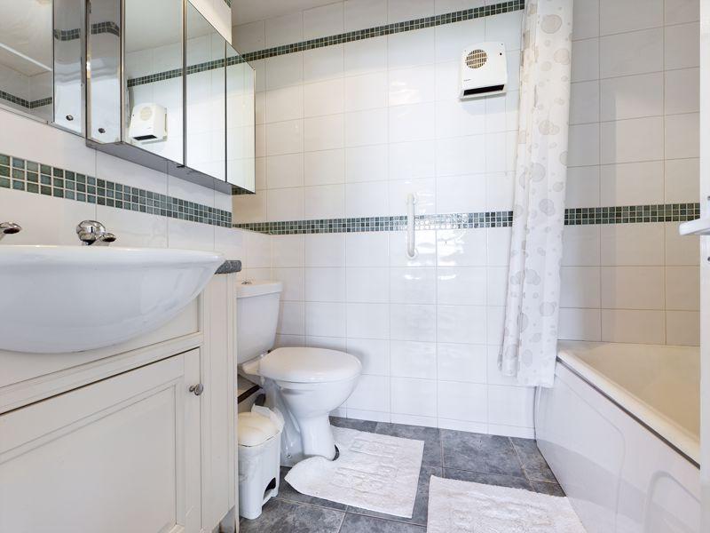 Bedroom 2 ensuite